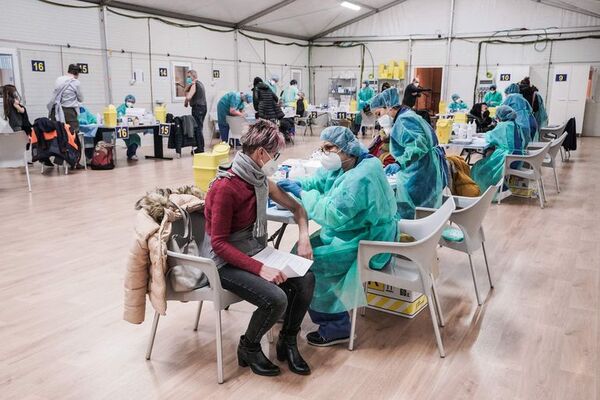 Los contagios de covid comienzan a bajar en Italia, pero crecen las muertes - Mundo - ABC Color