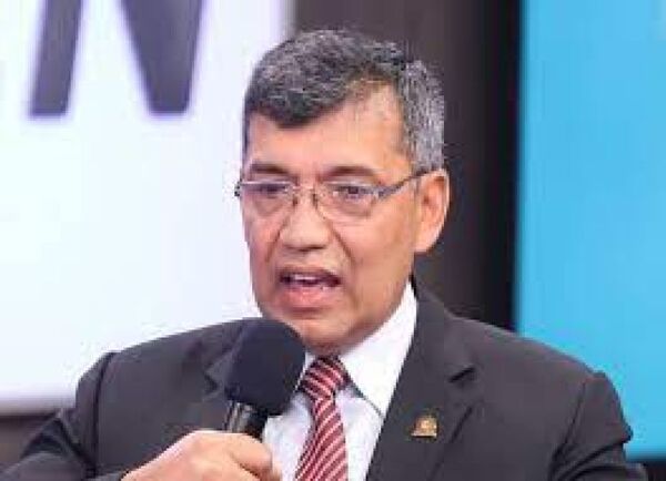Policía retirado lanza su candidatura a la Presidencia