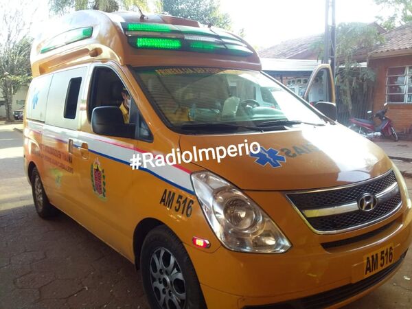 Mujer en grave estado luego de chocar a bordo de su motocicleta con un automóvil - Radio Imperio