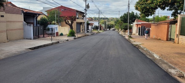 Asfaltan calles de Lambaré para mejorar la vialidad en la zona del arroyo Sosa