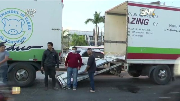 Camión trasganado se partió en medio de la Traschaco - SNT