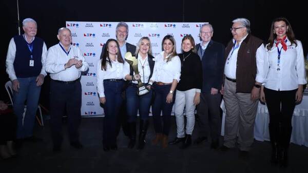 Banco Basa recibió el premio por “Mejor stand de servicios bancarios” de la Expo de Mariano Roque Alonso.