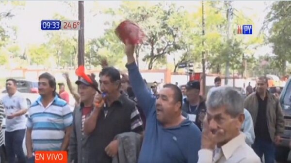 Fuerte escrache a supuesta planillera de Yacyretá | Noticias Paraguay