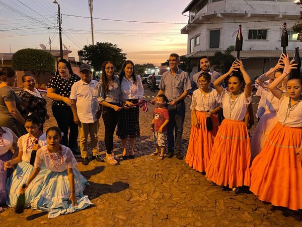 Municipalidad hizo entrega de otras 12 cuadras de empedrado en el barrio General Genes - Radio Imperio