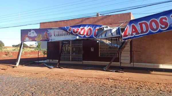 Auto chocó por las barandas de un local y se dio a la fuga