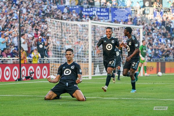 'Totín' Amarilla y Alan Benítez, figuras en la humillación de Minnesota al Everton