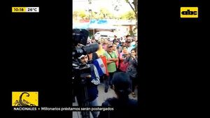 Escrachan a supuesta planillera de la EBY - ABC Noticias - ABC Color