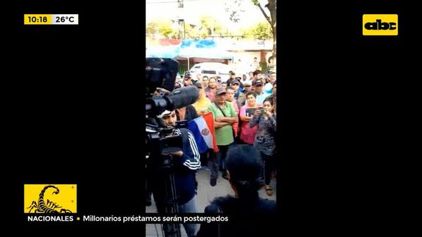 Escrachan a supuesta planillera de la EBY - ABC Noticias - ABC Color