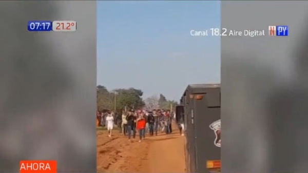 Fuerte enfrentamiento entre campesinos y policías en Tembiaporá | Noticias Paraguay