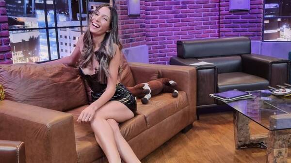 Crónica / [VIDEO] Conductora de TV pilló que era la amante gracias a una Biblia