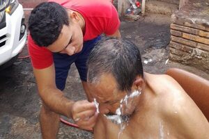 Policías rescataron indigente herido, le bañaron y barbearon y salió chururú