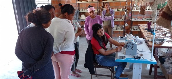 Brindaron capacitación en máquinas industriales de coser a mujeres del distrito de Teniente 1° Manuel Irala Fernández