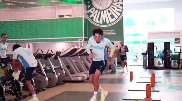 Crónica / [VIDEO] Gustavo Gómez la rompió con el nuevo hit de "Ña Marilu"