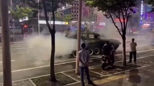 Crisis en China: el Gobierno estableció un corralito y custodia los bancos con tanques