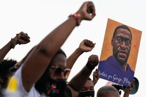 Dos años y medio de cárcel para un expolicía acusado de la muerte de Floyd - Mundo - ABC Color