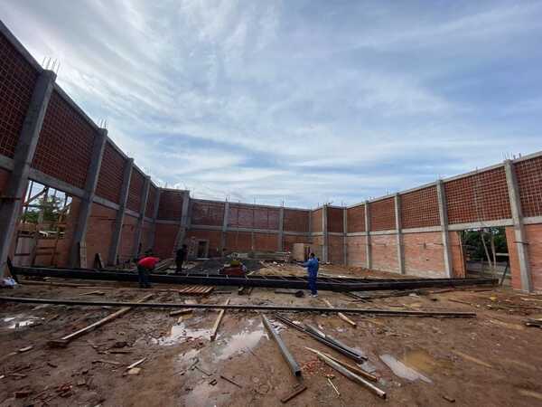 AVANZAN TRABAJOS EN EL POLIDEPORTIVO MULTIUSO CONSTRUIDO EN CORONEL BOGADO POR LA GOBERNACIÓN DE ITAPÚA