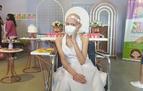 ¡Hospital de Clínicas sorprende a Andrea Cardozo con fiesta de 15 años!