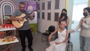 Andrea Cardozo celebró sus 15 años en el Hospital de Clínicas - Nacionales - ABC Color