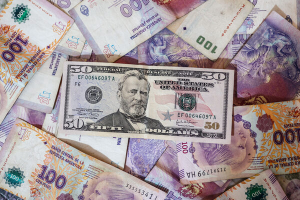 El dólar acelera su escalada en una Argentina crispada por la incertidumbre - MarketData