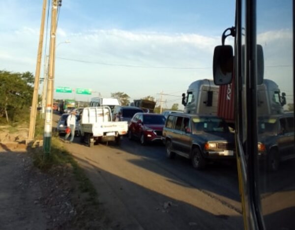 Comitivas presidenciales crearon caos vehícular en zona del puente Remanso - Nacionales - ABC Color