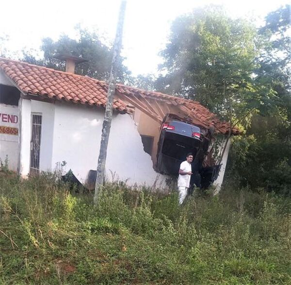 Conductora vuelca y va a parar dentro de una vivienda