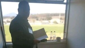 Usó baño como cabina de transmisión para relatar un partido de fútbol