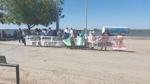 Manifestación en Bahía Negra  casi termina a golpes con el intendente  - Noticias del Chaco - ABC Color