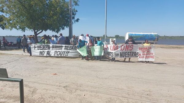 Manifestación en Bahía Negra casi termina a golpes con el intendente - Noticias del Chaco - ABC Color