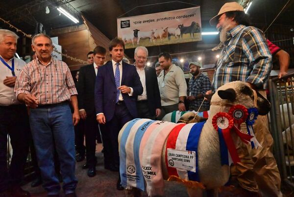 Presidente de Uruguay observó genética ganadera premium en la Expo - Política - ABC Color