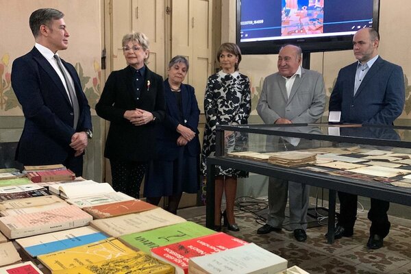 Diario HOY | Paraguay recibe biblioteca de Roa Bastos durante su exilio Argentina
