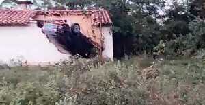 Vehículo quedó incrustado en una vivienda tras perder el control a causa de un perro