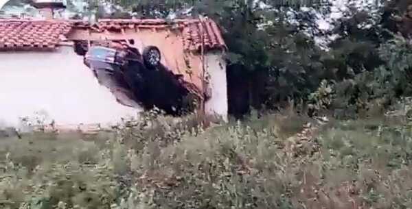 Vehículo quedó incrustado en una vivienda tras perder el control a causa de un perro