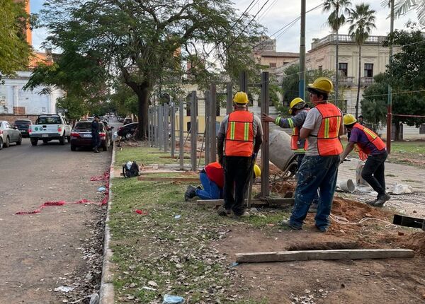 Diario HOY | Inicia colocación de rejas perimetrales en Plaza de las Armas