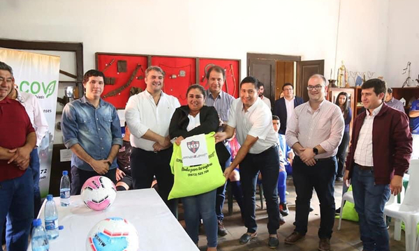 La Municipalidad de Coronel Oviedo realizó entrega de atuendos a 8 Clubes deportivos - OviedoPress