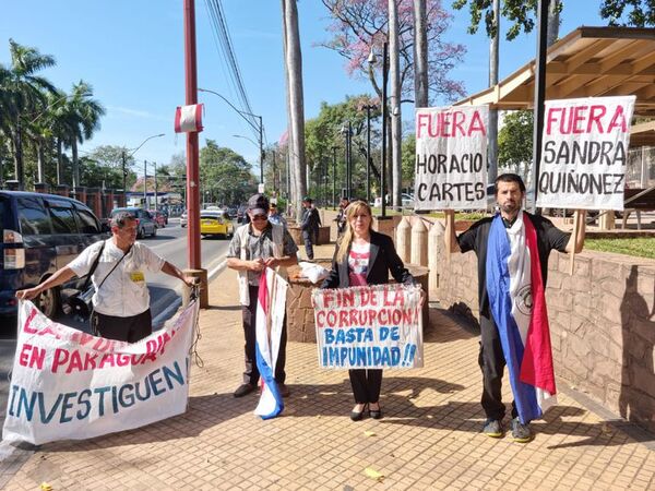 Autoconvocados celebran frente a la embajada de EE.UU. y piden destitución de Quiñónez - Política - ABC Color