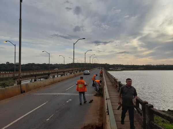 Limpieza integral en el puente sobre el Arroyo Santa María