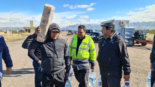 Diario HOY | Asisten a camioneros paraguayos varados en la frontera entre Argentina y Chile