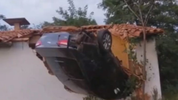 Un auto quedó incrustado en el techo de una casa tras perder el control