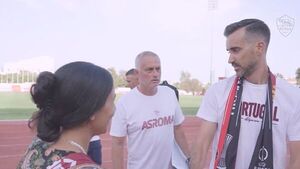 Hincha pidió casorio ante Mourinho y la reacción del DT es viral
