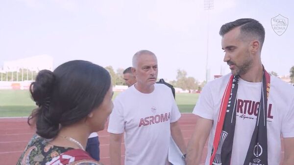 Hincha pidió casorio ante Mourinho y la reacción del DT es viral