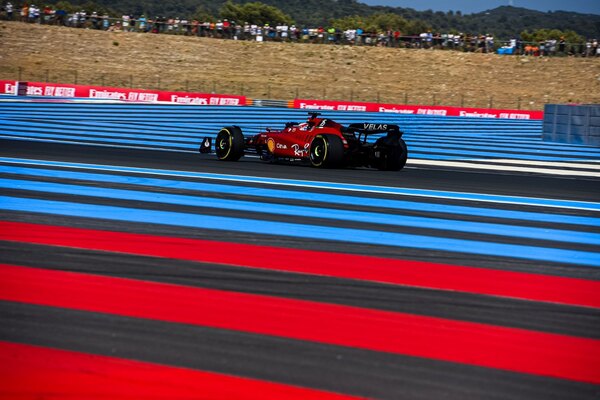 Ferrari domina los libres y envía un aviso en el GP de Francia