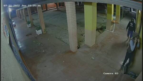 Crónica / [VÍDEO] Supuestos drogadictos robaron seis cámaras de circuito cerrado de una escuela