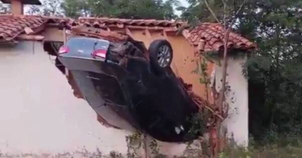 La Nación / Chocó contra una casa por intentar salvar a un perro en Carapeguá