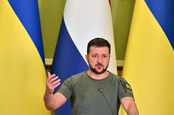 Zelenski agradece a Biden la nueva ayuda militar de EEUU a Ucrania - Mundo - ABC Color