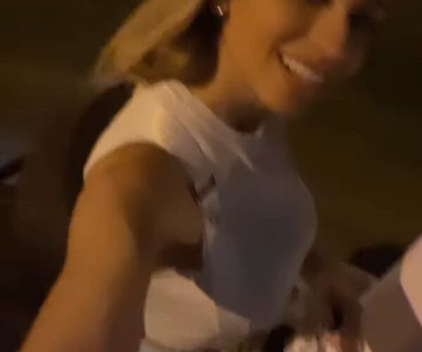 Jean choferea en moto a su doña (VIDEO)
