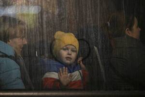 Guerra en Ucrania: confirman más de 320 niños fallecidos y unos 680 heridos
