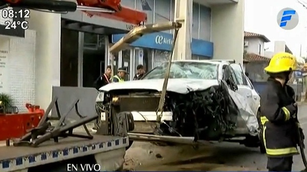 Conductor pierde el control y embiste árbol sobre avenida San Martín | Noticias Paraguay