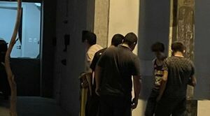 Intentó orinar por una columna y lo mataron de un balazo