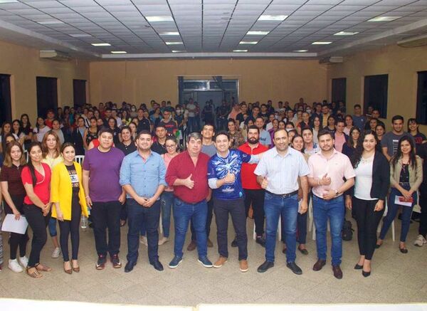 Guairá: politización de entrega de becas a jóvenes - Política - ABC Color