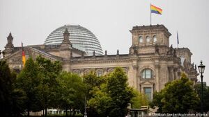 El Parlamento alemán iza por primera vez la bandera de la diversidad